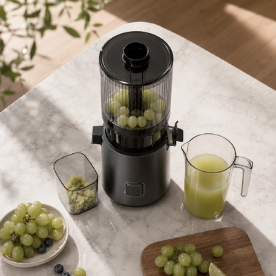 Exprimidor Lento de Extracción en Frío Fresh Smart HJ303 Extra Ancho – El Exprimidor Que Hace del Momento de Hacer Jugo en Familia una Alegría con Tubo de 155mm, Tolva de 2400ml, Prensado en Frío de 200W y Autolimpieza